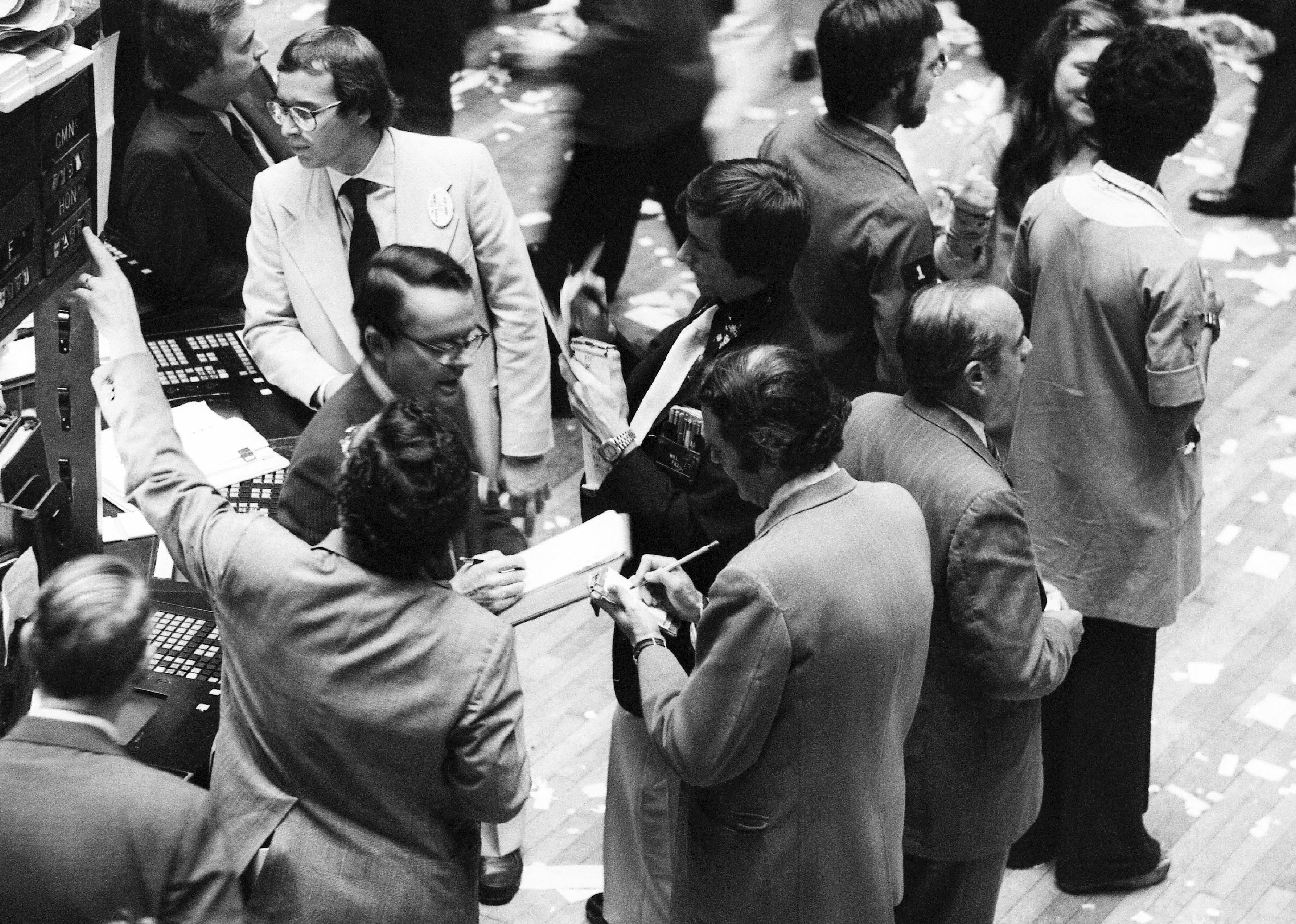 1975: Wall Street ends fixed commissions