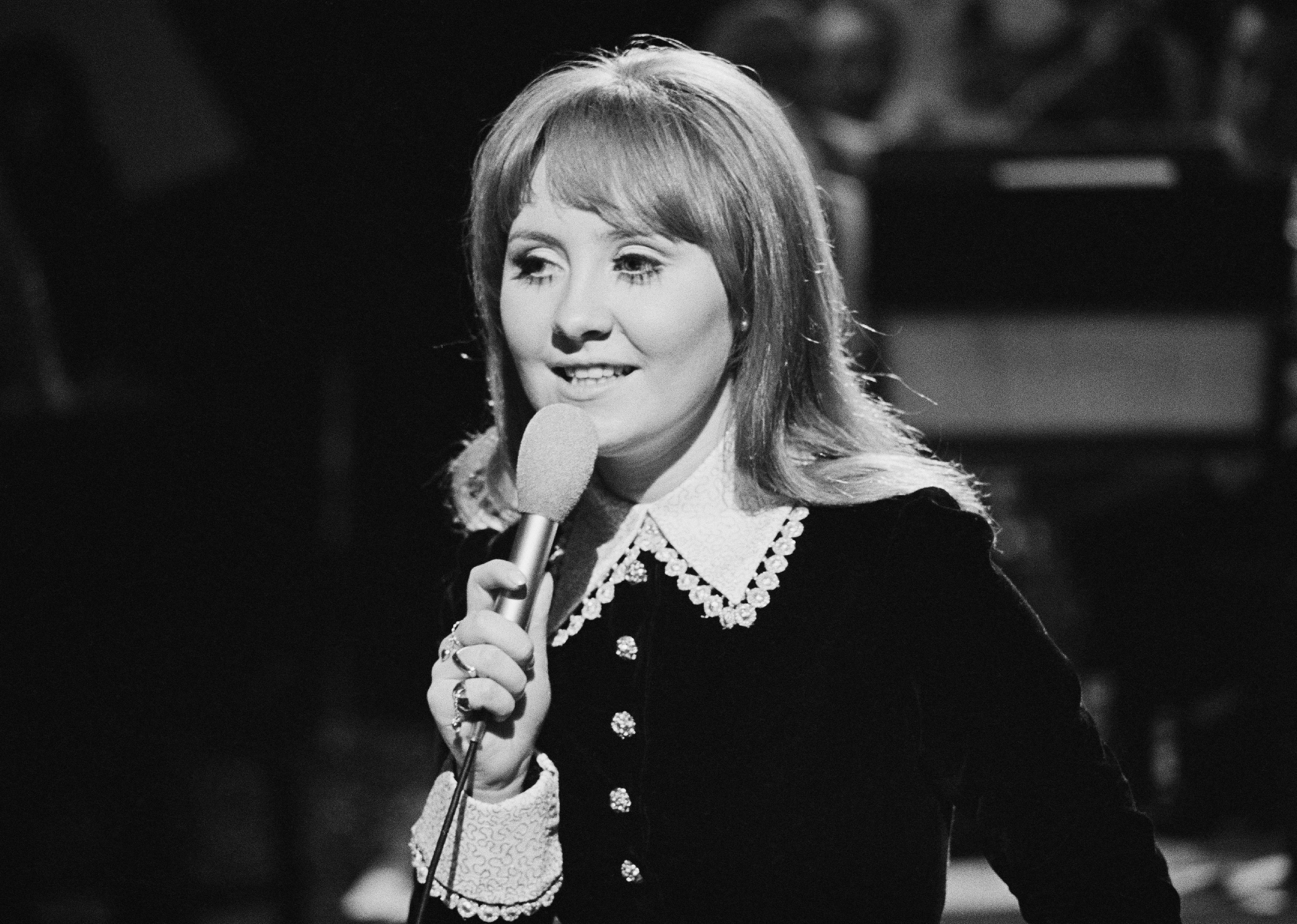 Lulu performing on her own BBC TV show