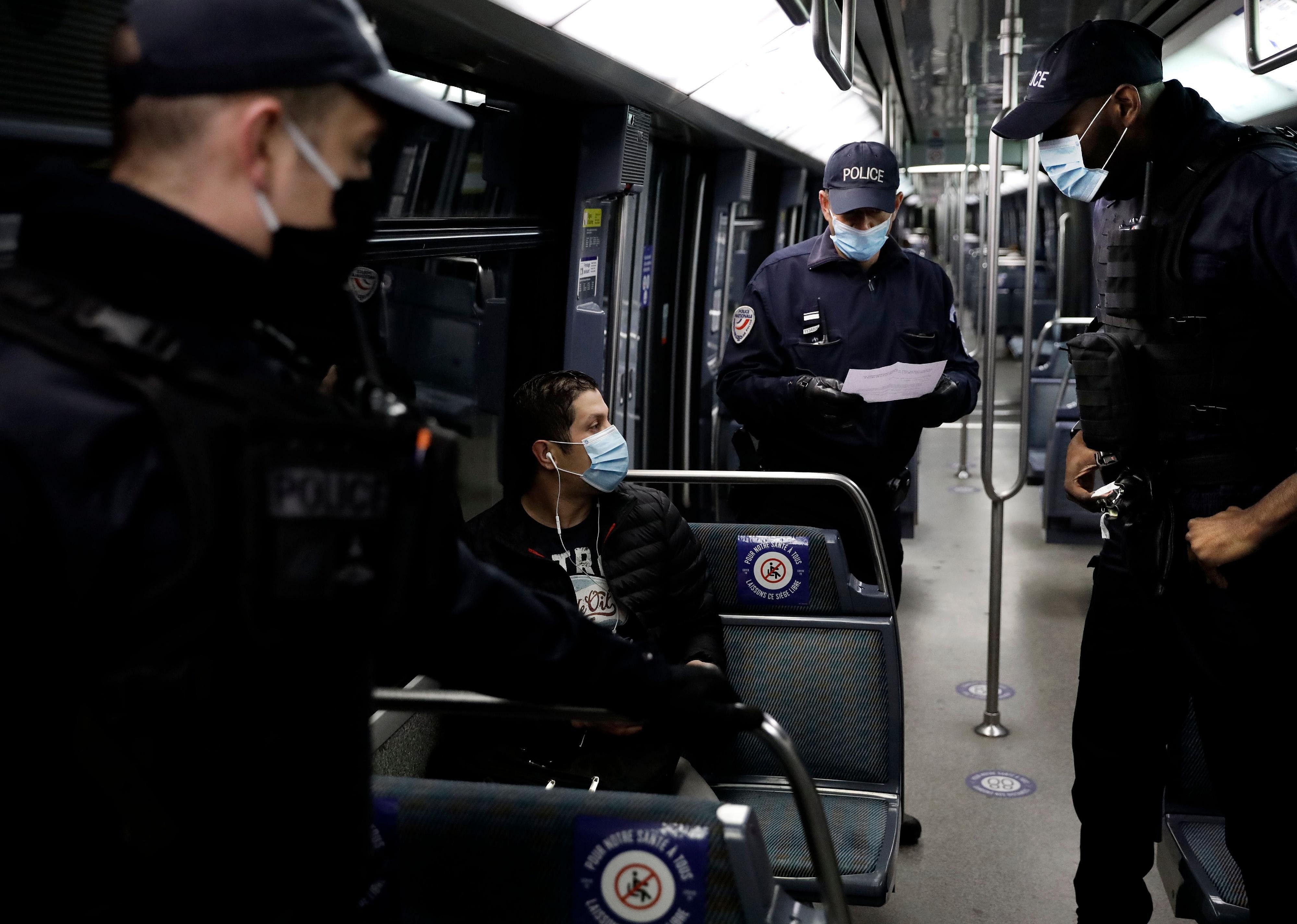 Employment certificates to ride the metro in Paris