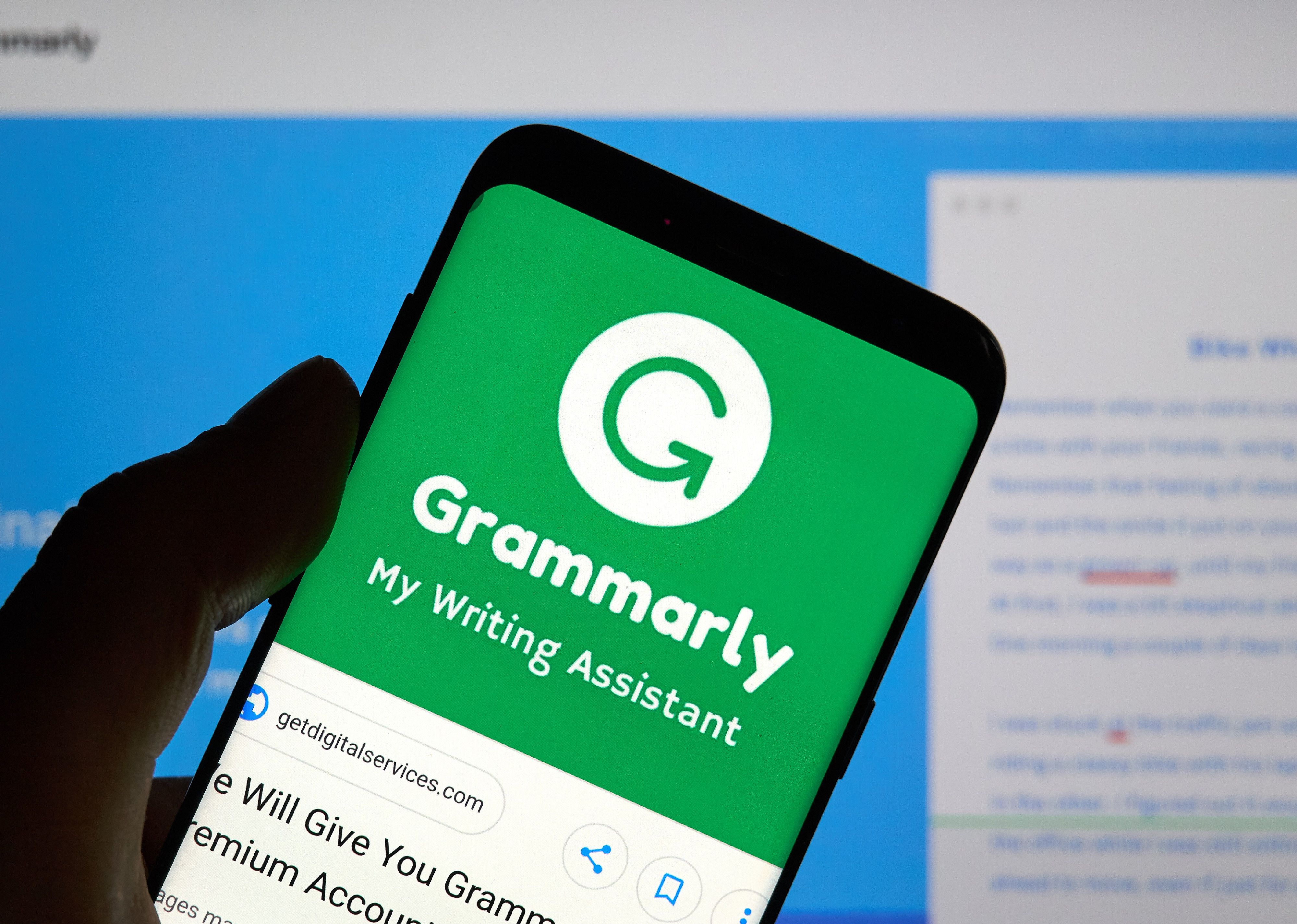 rammarly check logo and app on a Samsung s8 screen.