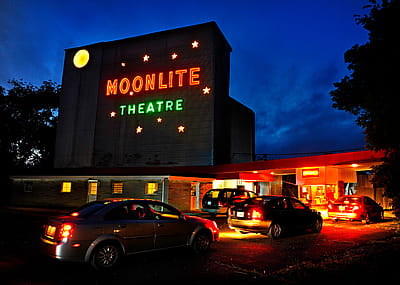 Cars entering The Moonlite Theatre in Abingdon.