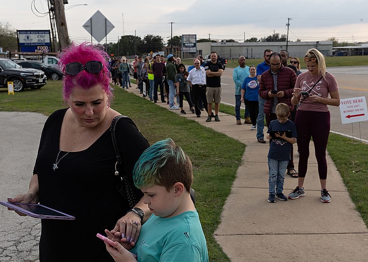 Texas residents waiting in line to vote in Nov 2022