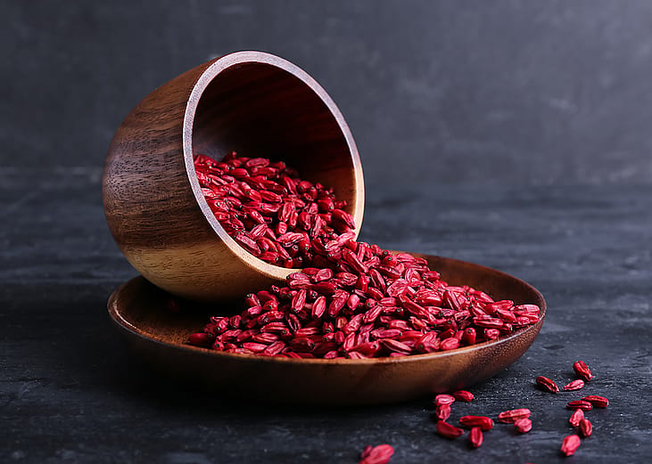 A bowl and plate with dried barberries.