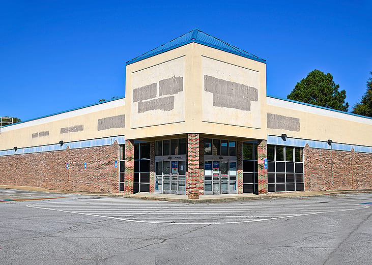 An empty small business establishment that closed during the 2020 pandemic.