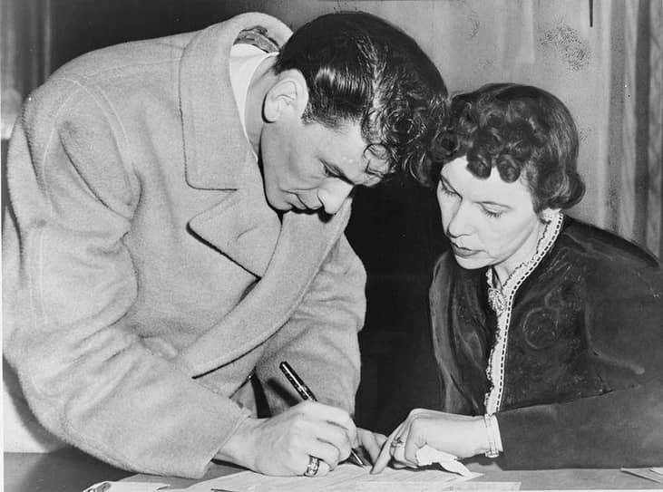 1942: Frank Sinatra wins over hearts