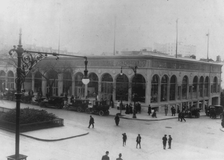 1915: Vincent Astor founds Astor Market