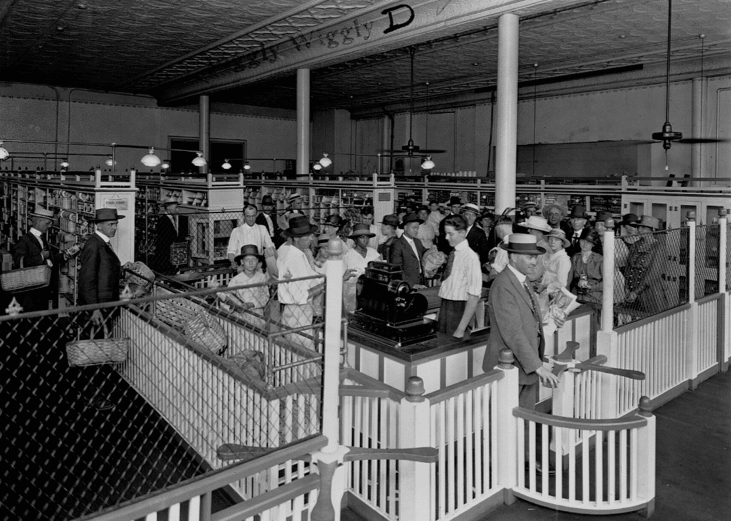 1916: Piggly Wiggly becomes the first self-service grocery store
