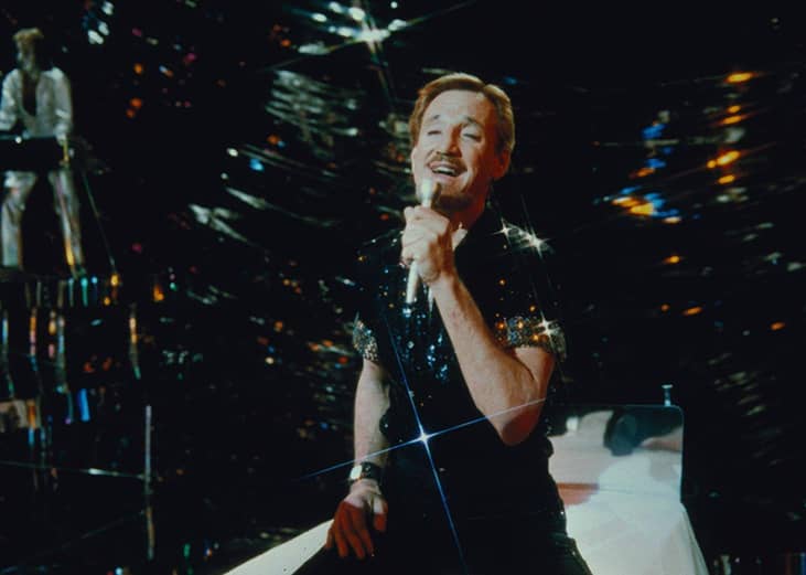 Roy Scheider singing.