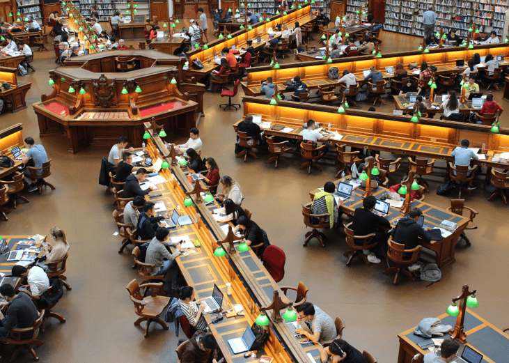 A crowded college library.