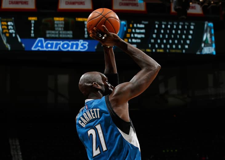 Back view of Kevin Garnett right before he shoots during a game