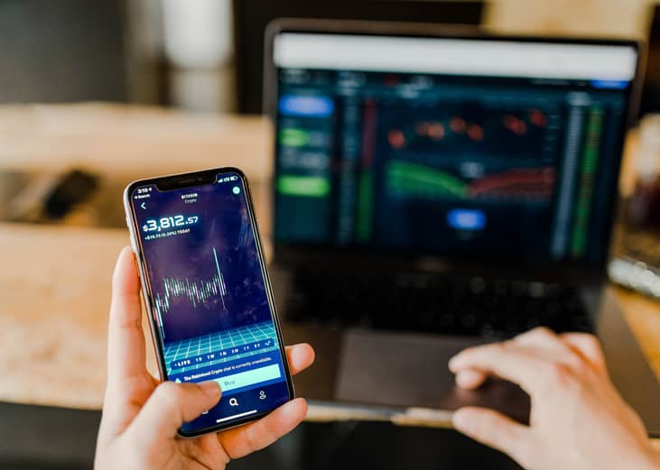 Robinhood app platform for investing on phone.
