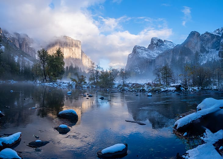 A lake and mountains in the background in Yosemite National Park in California in winter.