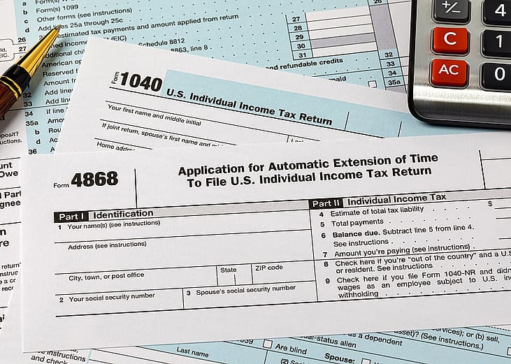 US tax forms 1040 and 4868.