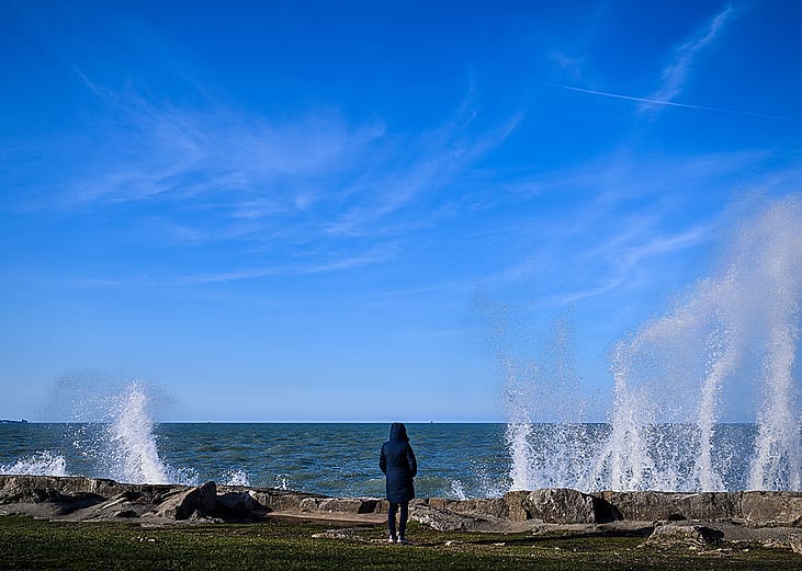 Zsofia Trasy at the Lake Michigan crash against the Promontory Point's shoreline in Chicago, Illinois, USA.