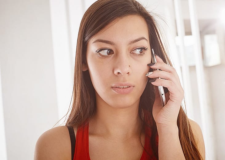A person talking to someone over her smartphone. 