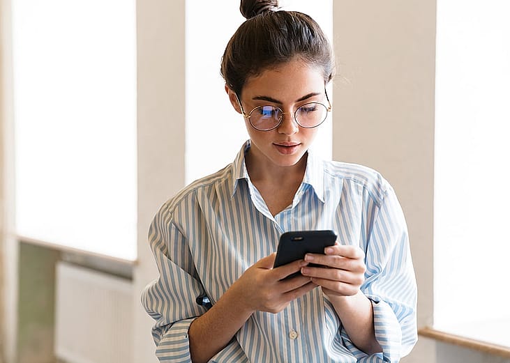 A person inquiring concerns to an AI customer agent through a company's application on a smartphone.