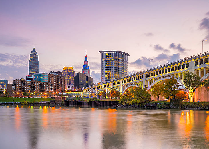 A scenic view of the Cleveland skyline at twilight in Ohio, USA.