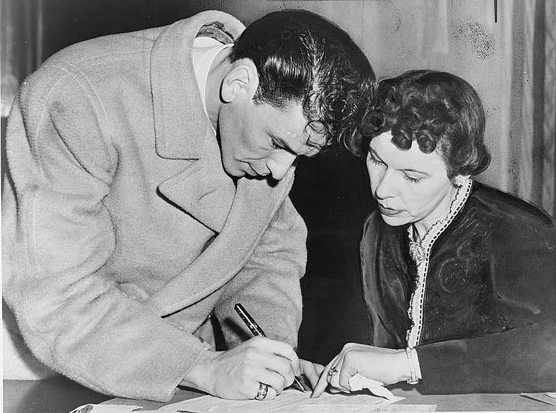 1942: Frank Sinatra wins over hearts