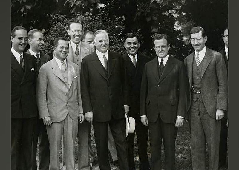 1932: Women lose government jobs