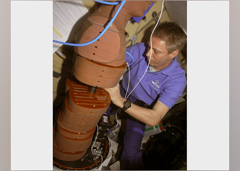 2006: First zero-gravity surgery