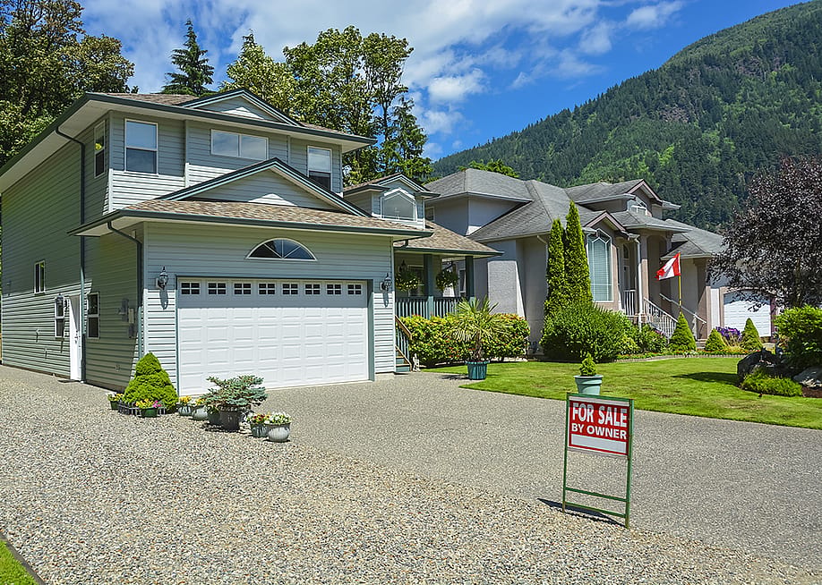 A suburban house for sale in British Columbia. — Imagenet // Shutterstock