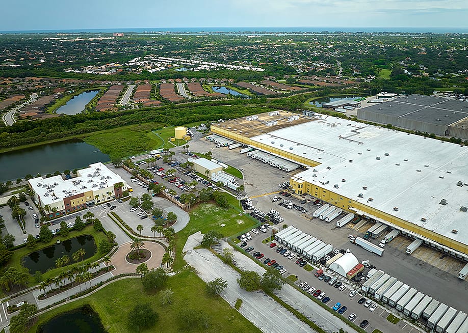 Aerial view of large commercial loading bay for delivery trucks in Sarasota, Florida. — Bilanol // Shutterstock