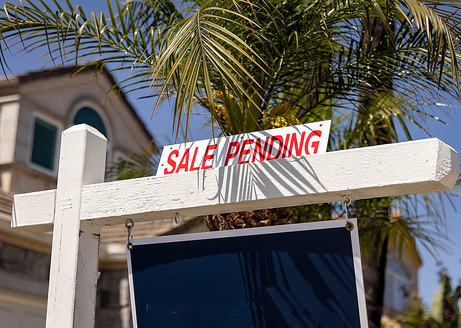 A 'sale pending' sign on a property. — F Armstrong Photography // Shutterstock