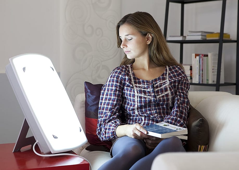 A young woman undergoing light therapy. — Image Point Fr // Shutterstock