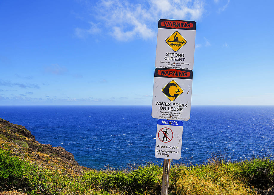 Warning signs along the Makapu'u Trail on Oahu island in Hawai'i. — Alexandre.ROSA // Shutterstock