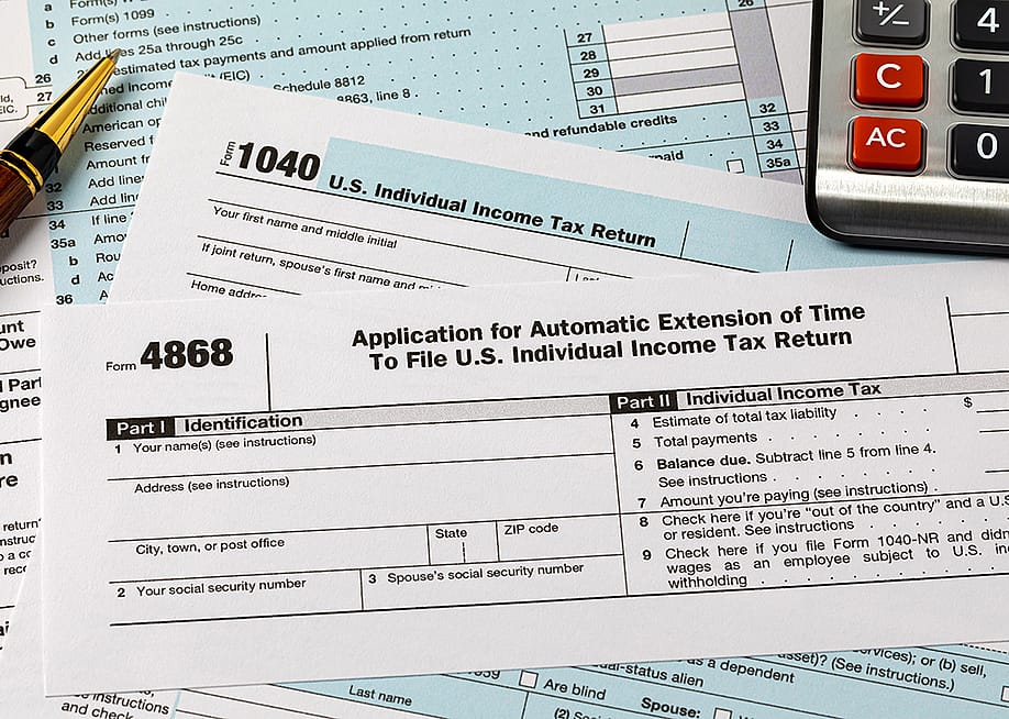 US tax forms 1040 and 4868. — Gouin // Shutterstock