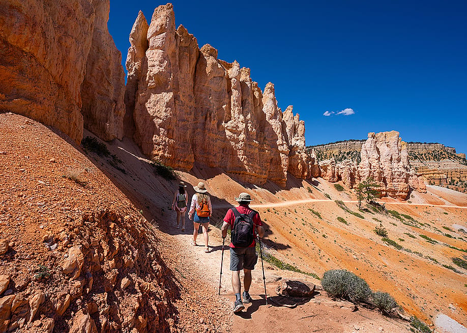 People hiking the Fairyland Loop Trail in Bryce Canyon National Park, Utah. — Margaret.Wiktor // Shutterstock