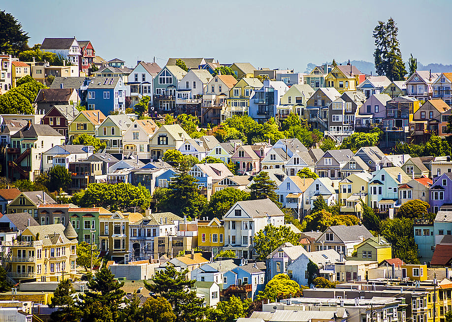 Aerial view of urban houses in San Francisco. — travelview // Shutterstock