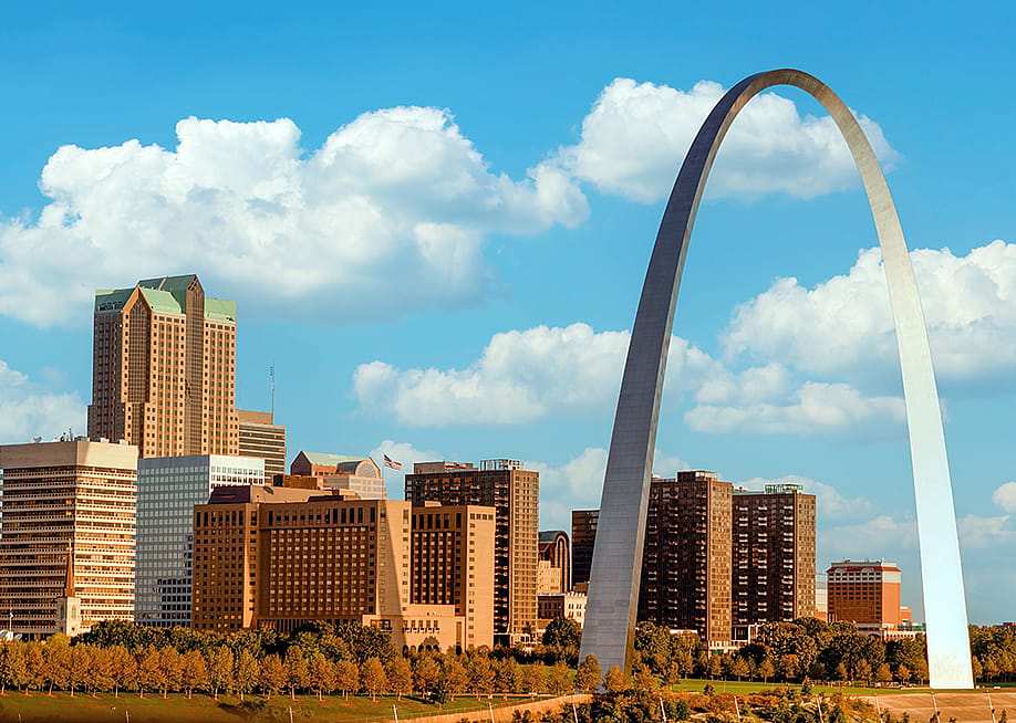 Gateway Arch in St. Louis, Missouri. — Gchapel // Shutterstock