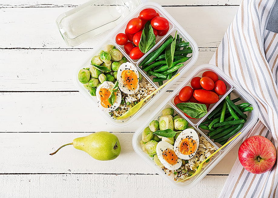 Vegetarian meals with eggs in containers. — Timolina // Shutterstock