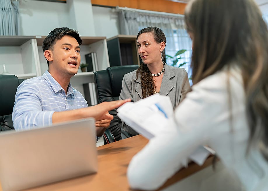 A client in disagreement with a business agent. — tairome // Shutterstock