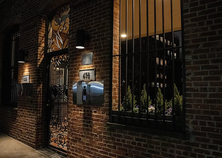 An exterior of a doorway in a city neighborhood in New York, USA. — Plat-Q // Shutterstock