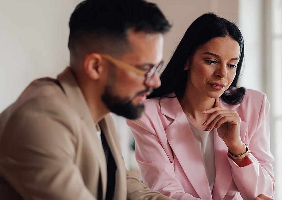 Business professionals reviewing and sharing insights for a work project. — Zamrznuti tonovi // Shutterstock