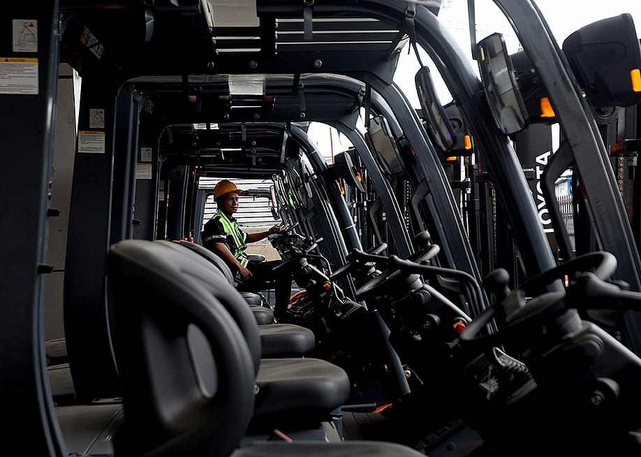 An operating trying out a new electric forklift. — foto pix // Shutterstock