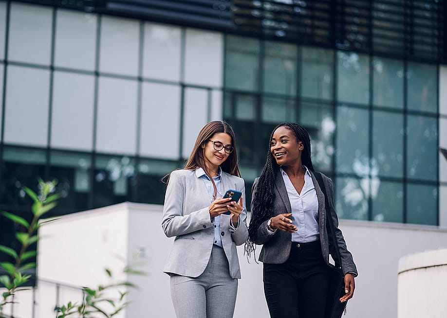 Business partners exchanging ideas about business strategies while on their way to the office. — Zamrznuti tonovi // Shutterstock