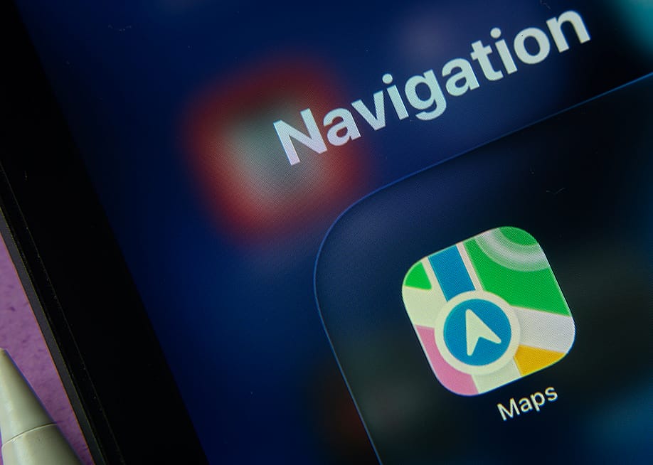 Icon of Apple maps on an iPad screen. — Bangla press // Shutterstock