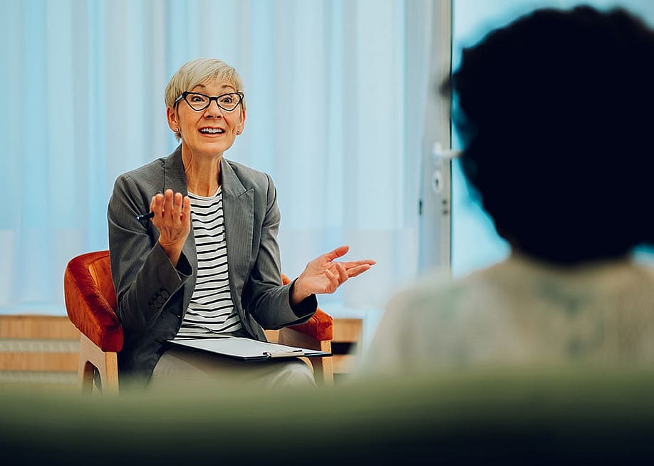 A female psychotherapist in a session with her client. — Zamrznuti tonovi // Shutterstock