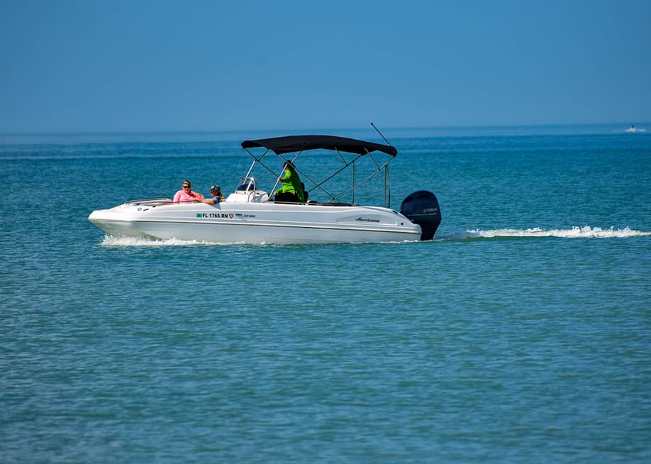 People enjoying bowrider boat ride in the Clearwater Beach in Florida, USA. — VIAVAL TOURS // Shutterstock