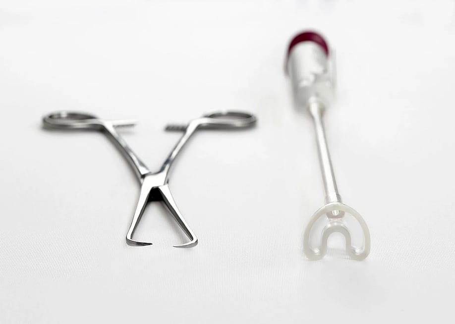 Two different gynecological instruments put side-by-side in a white background. — Aspivix