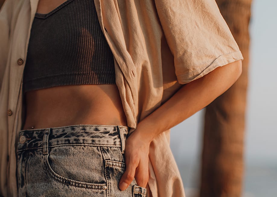 Woman with a casual linen summer outfit — Xeniia X // Shutterstock