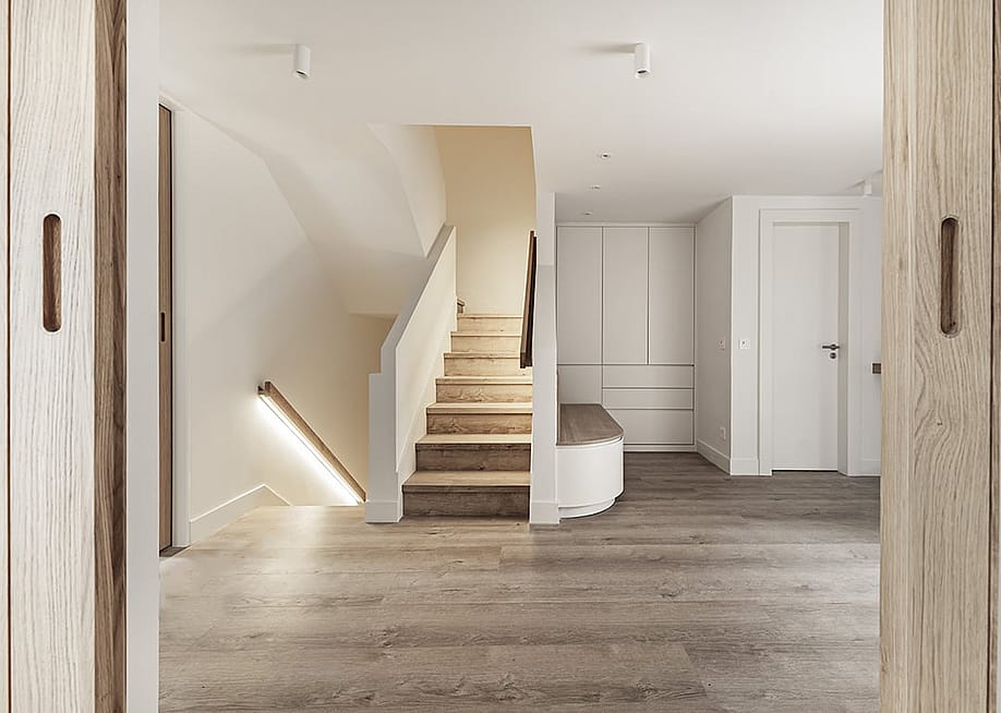 Entrance hall of a modern detached house with a wooden interior. — Toyakisphoto // Shutterstock