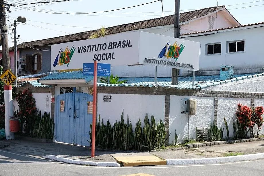A street corner showing the facade of Instituto Brasil Social (IBS), a non-profit organization in Rio de Janeiro, Brazil.