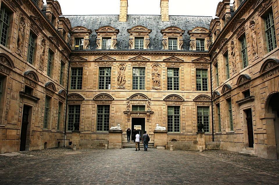 Hotel de Sully